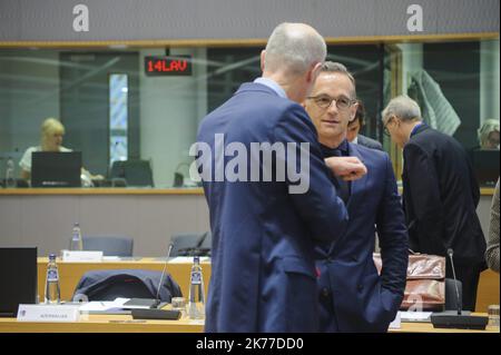 / 14/05/2019 - Belgique / Bruxelles / Bruxelles - entretien entre Heiko MAAS (lunettes) Ministre des Affaires étrangères de l'Allemagne et Stef BLOK Ministre des Affaires étrangères des pays-Bas lors du Tour de Table du Conseil européen des Affaires étrangères à Bruxelles. Banque D'Images