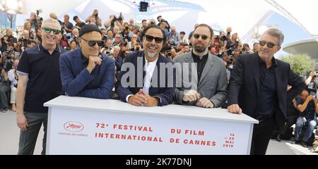 (Froml) réalisateur français et membre du jury du Festival de Cannes Robin Campillo, réalisateur français et membre du jury du Festival de Cannes Enki Bilal, réalisateur mexicain et président du jury du Festival de Cannes Alejandro Gonzalez Inarritu, Le réalisateur grec et membre du jury du Festival de Cannes Yorgos Lanthimos et le réalisateur polonais et membre du jury du Festival de Cannes Pawel Pawlikowski posent lors d'une séance photo à l'édition 72nd du Festival de Cannes à Cannes, dans le sud de la France, sur 14 mai 2019. Festival annuel du film de Cannes 71st à CAN Banque D'Images