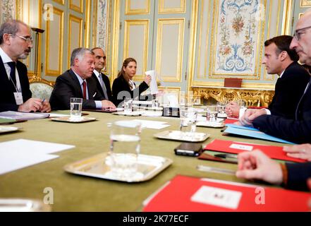 Le président français Emmanuel Macron (R) s'entretient avec le roi Abdallah de Jordanie (L) à l'Elysée Palace, à Paris, France, le 15 mai 2019. Le sommet de haut niveau qui s'est tenu à Paris vise à trouver des moyens de lutter contre le terrorisme et les contenus extrémistes violents et des éliminer en ligne. Plusieurs dirigeants mondiaux et chefs d’État et de direction des technologies se réunissent à Paris pour trouver des moyens d’empêcher que des actes d’extrémisme violent ne soient montrés en ligne Banque D'Images