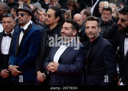 Romain Gavras entouré des mémoires du collectif Kourtrajme avec Mathieu Kassovitz, Mouloud Hachour et Kim Chapiron Banque D'Images