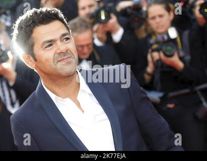 L'acteur français Jamel Debbouze pose alors qu'il arrive pour la projection du film "les Miserables" à l'édition 72nd du Festival de Cannes, dans le sud de la France, sur 15 mai 2019 - Festival de Cannes 72nd Banque D'Images