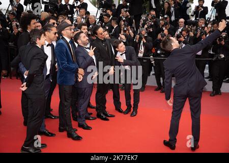 Romain Gavras entouré des souvenirs du collectif Kourtrajme avec Mathieu Kassovitz (qui prend un selfie) et Kim Chapiron photo LP / Fred Dugit - Festival du film de Cannes 72nd Banque D'Images
