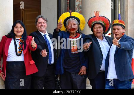 Emmanuel Macron reçoit le Cacique Raoni Metuktyre, Grand chef du peuple Kayapo au Palais de l'Elysée, à Paris Banque D'Images