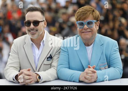 Le musicien et producteur britannique Elton John (R) et son mari le producteur canadien David meubler (L) pose pendant la séance photo de 'Rocketman' au Festival du film de Cannes 72nd, à Cannes, en France, le 16 mai 2019. Banque D'Images