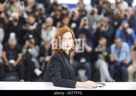 Isabelle Huppert pose au photocall de 'Frankie' lors du Festival de Cannes 72nd au Palais des Festivals de Cannes, le 21 mai 2019. Banque D'Images