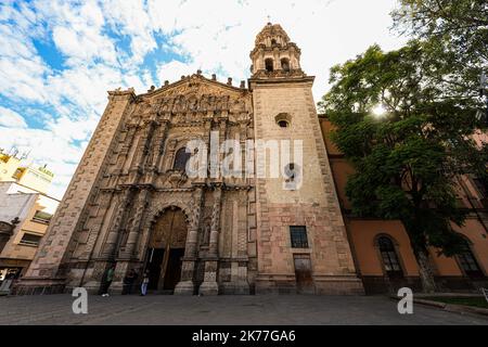 San Luis Potosí, c'était un important centre d'extraction d'or et d'argent sur le Camino Real de Tierra Adentro, une route commerciale du milieu du 16th siècle aux bâtiments coloniaux du 19th siècle, comme l'imposant temple de San Francisco de l'époque baroque, Qui domine le jardin verdoyant de San Francisco. À proximité se trouve le Templo del Carmen, qui date du 18th siècle. (Photo de Luis GutierrezNortePhoto) San Luis Potosí, Fue un important centro minero del oro y la plata en el Camino Real de Tierra Adentro, una ruta comercial de mediados del siglo XVI al siglo XIX edificios coloniales, Banque D'Images