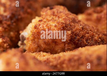 Des cuisses de poulet panées délicieuses sur une assiette Banque D'Images