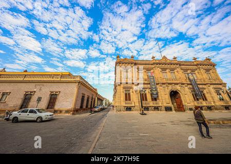 San Luis Potosí, c'était un important centre d'extraction d'or et d'argent sur le Camino Real de Tierra Adentro, une route commerciale du milieu du 16th siècle aux bâtiments coloniaux du 19th siècle, comme l'imposant temple de San Francisco de l'époque baroque, Qui domine le jardin verdoyant de San Francisco. À proximité se trouve le Templo del Carmen, qui date du 18th siècle. (Photo de Luis GutierrezNortePhoto) San Luis Potosí, Fue un important centro minero del oro y la plata en el Camino Real de Tierra Adentro, una ruta comercial de mediados del siglo XVI al siglo XIX edificios coloniales, Banque D'Images