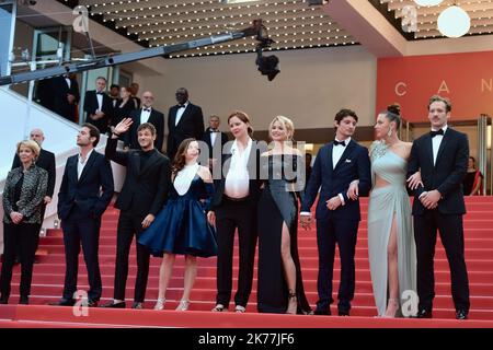 Arthur Harari, Laure Calamy, Justine Triet, Virginie Efira, Niels Schneider, Adele Exarchopoulos, Gaspard Ulliel et Paul Hamy assistent à la projection de Sibyl lors du Festival annuel du film de Cannes 72nd sur 24 mai 2019 à Cannes, France. Banque D'Images