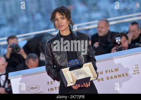 Mati Diop, lauréat du Grand Prix du film Atlantique, pose au prix Photocall lors du Festival annuel du film de Cannes 72nd sur 25 mai 2019 à Cannes, France. Banque D'Images