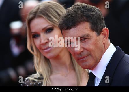 L'acteur espagnol Antonio Banderas et sa partenaire Nicole Kimpel assistent à la cérémonie de clôture du Festival de Cannes 72nd Banque D'Images