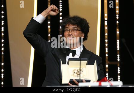 Le réalisateur sud-coréen Bong Joon-Ho sur scène après avoir remporté la Palme d'Or pour le film 'parasite (Gisaengchung)' Banque D'Images