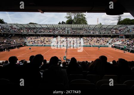 Match entre Viktoria Kuzmova (SVK) et Alize Cornet (FRA) sur le terrain Simmone Mathieu lors de la première partie du tournoi de tennis Open de France à Roland Garros à Paris, France, 27th mai 2019. Banque D'Images