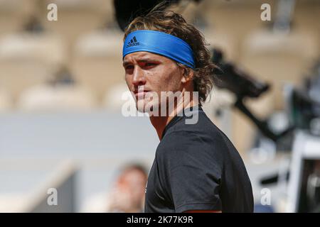 Alexander Zverev, d'Allemagne, réagit lors de son match de première manche de mens Singles contre John Millman, d'Australie, lors du troisième jour de l'Open de France de 2019 à Roland Garros à Paris, en France. 28.05.2019 Banque D'Images