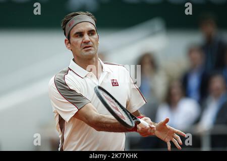 Roger Federer de Suisse réagit lors de son match de deuxième tour de mens Singles contre Oscar Otte d'Allemagne pendant le quatrième jour de l'Open de France de 2019 à Roland Garros à Paris, France. 29.05.2019 Banque D'Images