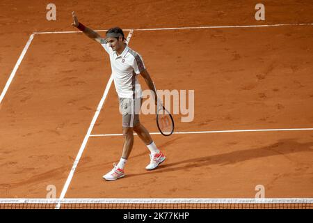 Roger Federer, de Suisse, réagit après avoir pleuvoir pendant son match de deuxième tour de mens singles contre Oscar Otte, d'Allemagne, lors du quatrième jour de l'Open de France 2019 à Roland Garros à Paris, France. 29.05.2019 Banque D'Images