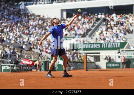 David Goffin de Belgique sert pendant son match des hommes célibataires troisième tour contre Rafael Nadal d'Espagne pendant le sixième jour de l'Open de France 2019 à Roland Garros à Paris, France.- Roland Garros 2019 - Open de France du 20 mai au 9 juin 2019. Banque D'Images