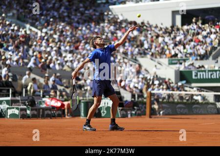 David Goffin de Belgique sert pendant son match des hommes célibataires troisième tour contre Rafael Nadal d'Espagne pendant le sixième jour de l'Open de France 2019 à Roland Garros à Paris, France.- Roland Garros 2019 - Open de France du 20 mai au 9 juin 2019. Banque D'Images