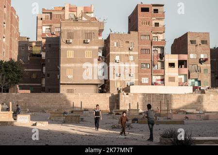 / 12/04/2019 - Egypte - les enfants jouent dans un cimetière de la ville de Dad, un grand cimetière dans lequel près d'un million d'habitants pauvres s'installent. Banque D'Images