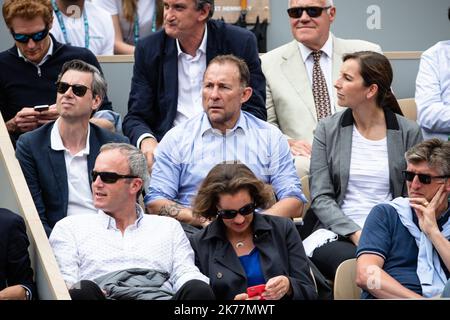 L'ancien footballeur français Jean Pierre Papin participe au match entre Gael Monfils (FRA) et Dominic Thiem (AUT) sur le terrain Philippe Chatrier dans le 1/8th du tournoi de tennis ouvert à Roland Garros à Paris, France, 3rd juin 2019. Banque D'Images