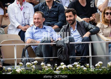 L'ancien footballeur français Jean Pierre Papin participe au match entre Gael Monfils (FRA) et Dominic Thiem (AUT) sur le terrain Philippe Chatrier dans le 1/8th du tournoi de tennis ouvert à Roland Garros à Paris, France, 3rd juin 2019. Banque D'Images