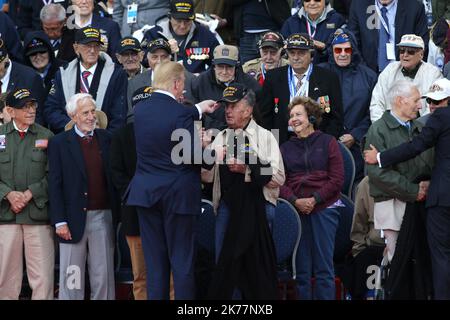 LE président AMÉRICAIN Donald Trump ( salue les anciens combattants de la Seconde Guerre mondiale lors d'une cérémonie franco-américaine au cimetière et mémorial américain de Normandie à Colleville-sur-Mer, en Normandie, dans le nord-ouest de la France 6 juin 2019, Dans le cadre des commémorations du jour J marquant le 75th anniversaire des débarquements alliés de la Seconde Guerre mondiale en Normandie. Banque D'Images