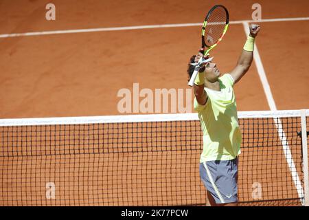 Rafael Nadal d'Espagne célèbre la victoire lors de son match de demi-finale de mens Singles contre Roger Federer de Suisse pendant le treize jour de l'Open de France 2019 à Roland Garros à Paris, France. 07.06.2019 Banque D'Images