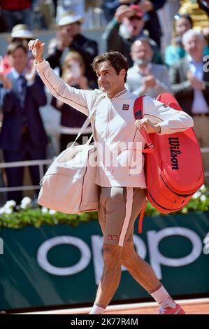 Roger Federer de Suisse fête lors de son match contre Rafael Nadal d'Espagne en demi-finale des singles hommes pendant le jour 13 de l'Open de France 2019 à Roland Garros sur 07 juin 2019 à Paris, France. Banque D'Images