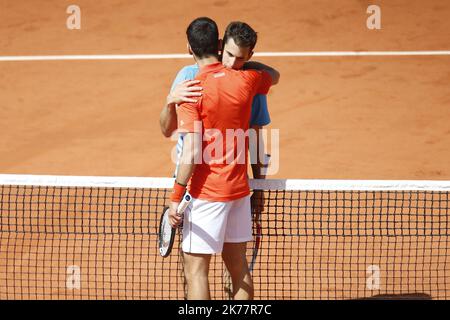 Dominic Thiem d'Autriche réagit après avoir remporté son match de demi-finale des hommes contre Novak Djokovic de Serbie le 14 jour de l'Open de France 2019 à Roland Garros à Paris Banque D'Images