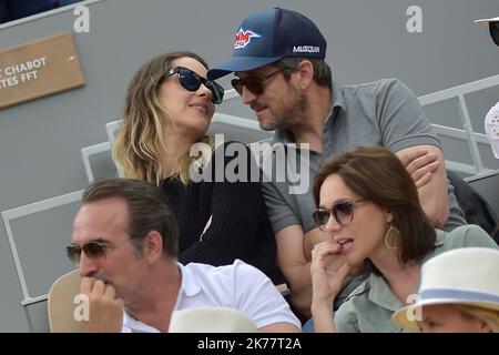 PARIS, FRANCE - 09 JUIN Marion Cotillard et Guillaume Canet assistent à l'Open de tennis français 2019 - quinze jours à Roland Garros sur 09 juin 2019 à Paris, France. Banque D'Images