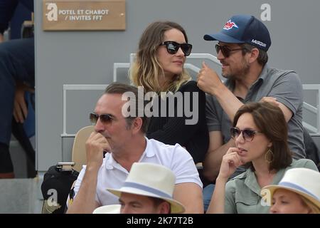 PARIS, FRANCE - 09 JUIN Marion Cotillard et Guillaume Canet assistent à l'Open de tennis français 2019 - quinze jours à Roland Garros sur 09 juin 2019 à Paris, France. Banque D'Images