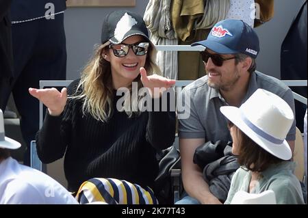 PARIS, FRANCE - 09 JUIN Marion Cotillard et Guillaume Canet assistent à l'Open de tennis français 2019 - quinze jours à Roland Garros sur 09 juin 2019 à Paris, France. Banque D'Images