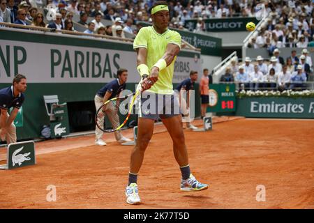 Rafael Nadal d'Espagne joue un front lors du match des célibataires de son homme contre Dominic Thiem d'Autriche le jour 15 de l'Open de France 2019 à Roland Garros à Paris, France. 09.06.2019 Banque D'Images