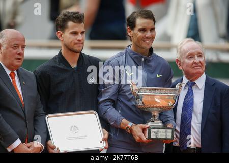 Le président de la FFT, Bernard Giudicelli, se trouve à côté de Dominic Thiem, en Autriche, et le vainqueur Rafael Nadal, en Espagne, à côté de l'ancien patineur de tennis australien Rod LaVar, au cours du 15 e jour de l'Open de France 2019 à Roland Garros, à Paris, en France. 09.06.2019 Banque D'Images