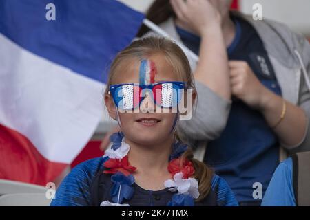 ©ERIC BALEDENT/MAXPPP - coupe du monde - Equipe de France féminine vs Equipe de Norvège féminine - 12/06/2019 2019, phase finale - (c) 2019 Baledent/Maxppp Jeune support français avec des lunettes bleu blanc rouge Banque D'Images