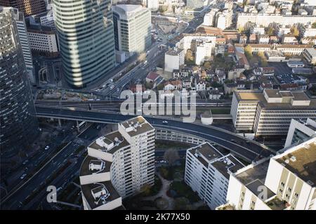 Le premier dimanche de chaque mois, la ville française interdira le trafic automobile le long des champs-Elysées et de neuf autres routes, ajoutant aux 13 zones déjà annoncées dans le cadre de la campagne « Paris respire » Banque D'Images