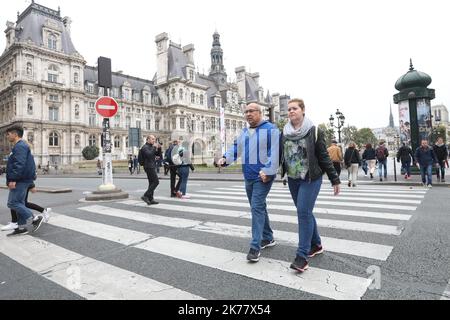 Le premier dimanche de chaque mois, la ville française interdira le trafic automobile le long des champs-Elysées et de neuf autres routes, ajoutant aux 13 zones déjà annoncées dans le cadre de la campagne « Paris respire » Banque D'Images