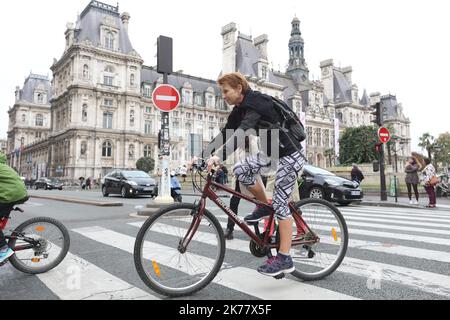 Le premier dimanche de chaque mois, la ville française interdira le trafic automobile le long des champs-Elysées et de neuf autres routes, ajoutant aux 13 zones déjà annoncées dans le cadre de la campagne « Paris respire » Banque D'Images