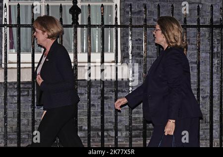 Le whip en chef de la Chambre des communes Wendy Morton (à gauche) et le leader de la Chambre des communes Penny Mordaunt (à droite) arrivent au 10 Downing Street à Londres. Date de la photo: Lundi 17 octobre 2022. Banque D'Images