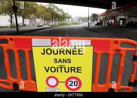 Le premier dimanche de chaque mois, la ville française interdira le trafic automobile le long des champs-Elysées et de neuf autres routes, ajoutant aux 13 zones déjà annoncées dans le cadre de la campagne « Paris respire » Banque D'Images