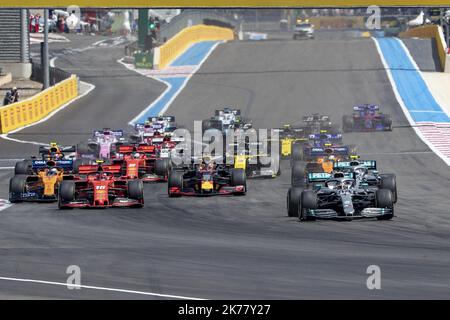 Robert Kubica (POL) Williams Racing FW42 dirige George Russell (GBR) Williams Racing FW42. Banque D'Images