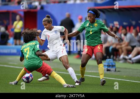 Nikita Parris (au centre) et Yvonne Leuko au Cameroun Banque D'Images