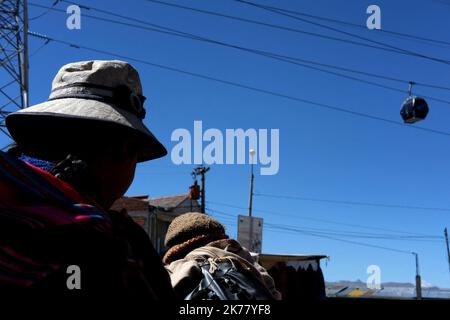 Le plus grand et le plus haut réseau de câblodistributeurs au monde, tente de réduire le trafic chaotique de la capitale bolivienne, la Paz. Le transport écologique inauguré en 2014 est controversé parce qu'il perturbe l'intimité des habitants qui vivent là où la ligne passe. Banque D'Images