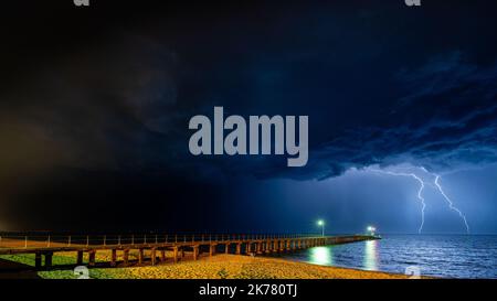 Orage au-dessus de la baie de Port Phillip à Melbourne, en Australie Banque D'Images