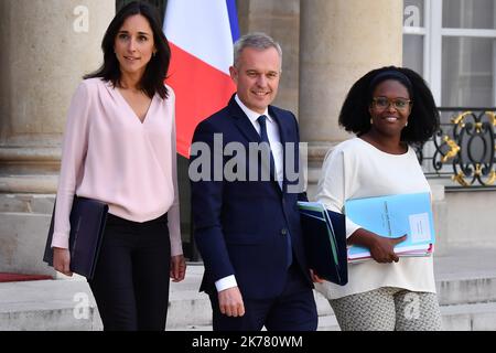 François de Rugy, ministre de l'écologie et de la solidarité de transition au centre, Brune Poirson, secrétaire d'État au ministre de la transition écologique et de la solidarité (L) et Sibeth Ndiaye, secrétaire du premier ministre et porte-parole du gouvernement (R) quittant le Conseil des ministres le 10 juillet 2019 Banque D'Images