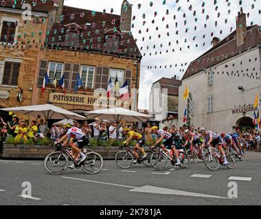 Passage du tour de France dans la ville d'Arbois. Le passage du peloton sur la place de la liberté d'Arbois. - Course cycliste française le Tour de France 2019 a lieu du 6th au 28th juillet. Banque D'Images