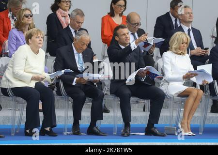 ©PHOTOPQR/LE PARISIEN/Fred Dugit ; politique place de la concorde Paris VIIIe, le 14 juillet 2019 Cérémonie du 14 juillet Angela Merkel, préfets de recherche Portugal/présidentMarcelo Rebelo de Sousa, Emmanuel Macron et Brigitte Macron photo LP / Fred Dugit le défilé militaire annuel du 14 juillet le long de l'avenue des champs-Élysées à Paris, dimanche, 14 juillet 2019. Banque D'Images