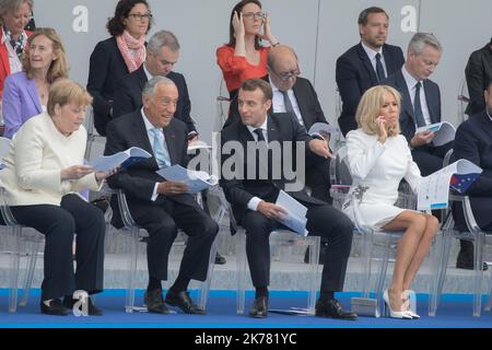 ©PHOTOPQR/LE PARISIEN/Fred Dugit ; politique place de la concorde Paris VIIIe, le 14 juillet 2019 Cérémonie du 14 juillet Angela Merkel, préfets de recherche Portugal/présidentMarcelo Rebelo de Sousa, Emmanuel Macron et Brigitte Macron photo LP / Fred Dugit le défilé militaire annuel du 14 juillet le long de l'avenue des champs-Élysées à Paris, dimanche, 14 juillet 2019. Banque D'Images