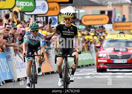 Simon Yates, de Mitchelton Scott, fête la victoire, de Toulouse à Bagnères-de-Bigorre. Banque D'Images