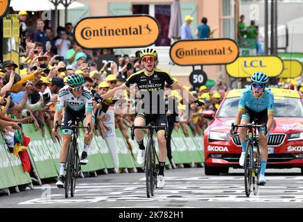 Simon Yates, de Mitchelton Scott, fête la victoire, de Toulouse à Bagnères-de-Bigorre. Banque D'Images